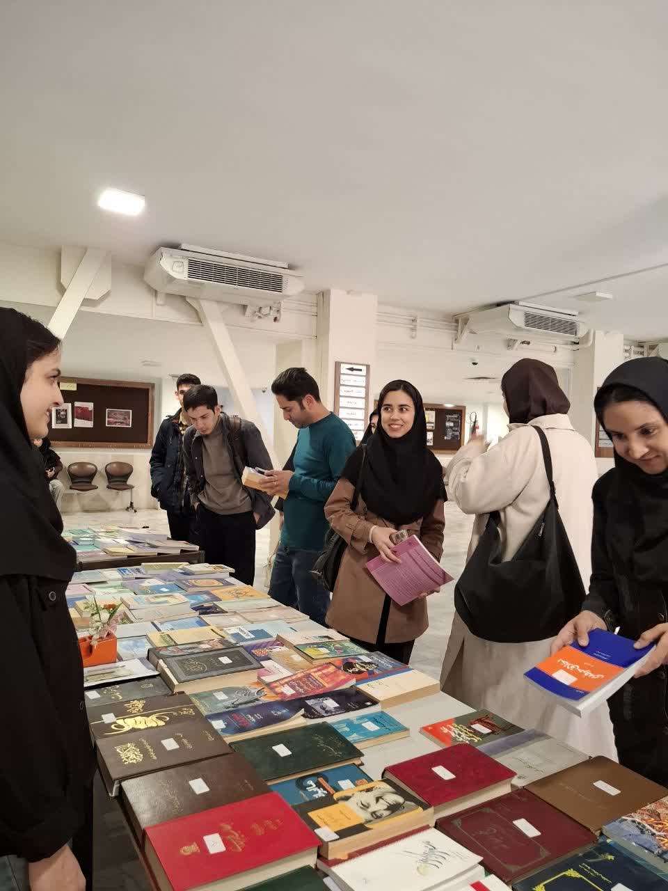 نمایشگاه کتاب - تصویر ۱