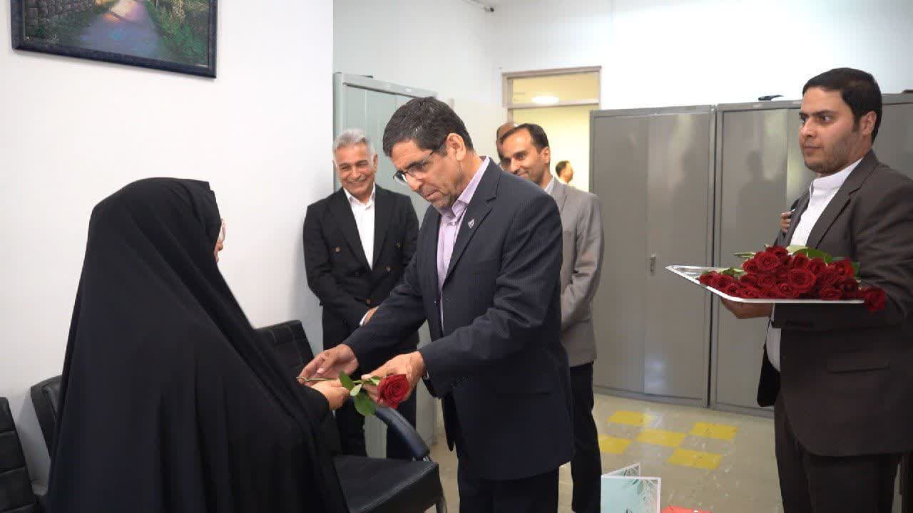 حضور رئیس دانشگاه در دانشکده علوم تربیتی و روانشناسی و تقدیر از کارمندان به مناسبت گرامیداشت روز کارمند